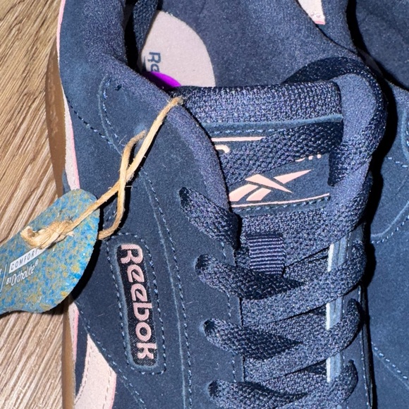 Reebok - Picture 4 of 8